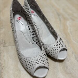 BLONDO leather grey peep toe heels (size 7)